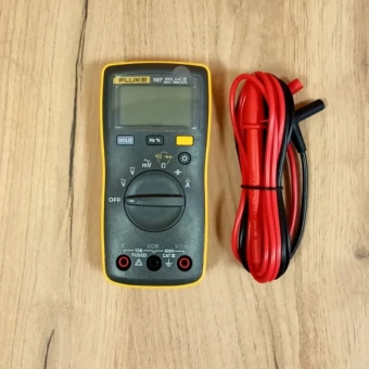 Мультиметр Fluke 107 с подсветкой дисплея, цифровой, функция измерения частоты и коэффициента заполнения, Госреестр СИ