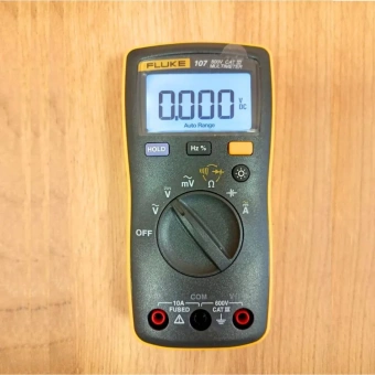 Мультиметр Fluke 107 с подсветкой дисплея, цифровой, функция измерения частоты и коэффициента заполнения, Госреестр СИ